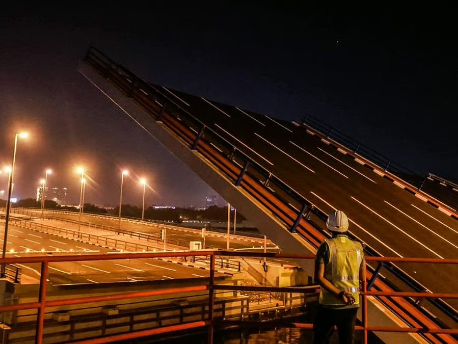 Dubai’s Al Maktoum Bridge: The Creek Crossing That Opens Like a Movie Scene Dubai’s Al Maktoum Bridge: The Creek Crossing That Opens Like a Movie Scene