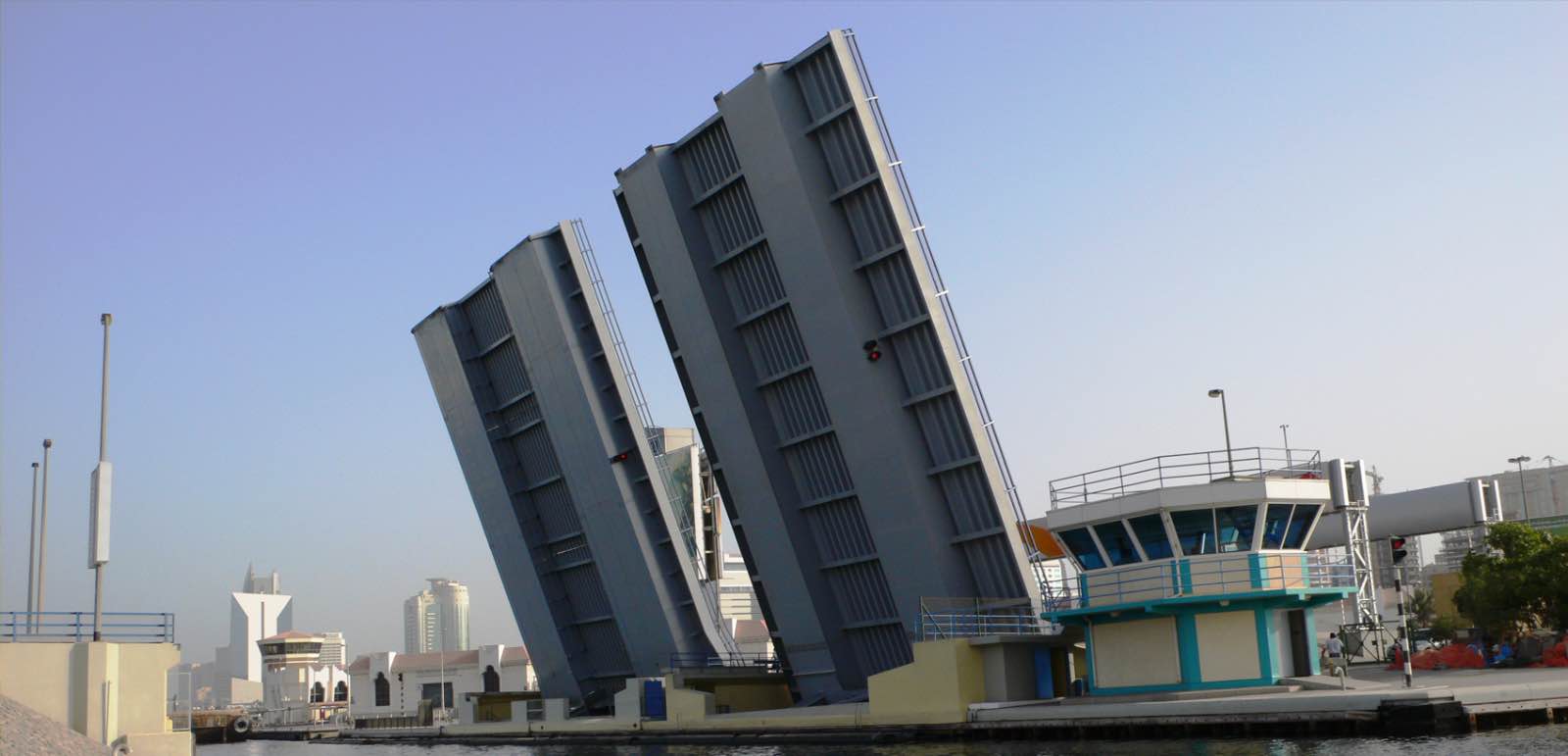 Dubai’s Al Maktoum Bridge: The Creek Crossing That Opens Like a Movie Scene Dubai’s Al Maktoum Bridge: The Creek Crossing That Opens Like a Movie Scene
