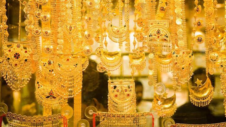 Gold Edges Back Toward Recent Highs, Lifting Dubai Rates